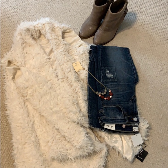 💕HP🎉💕Lush Cream Vegan Fur Vest💕💕 - Picture 2 of 3